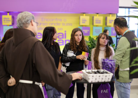 Pastoral Universitária promove a cultura do acolhimento na feira de profissões da FAE