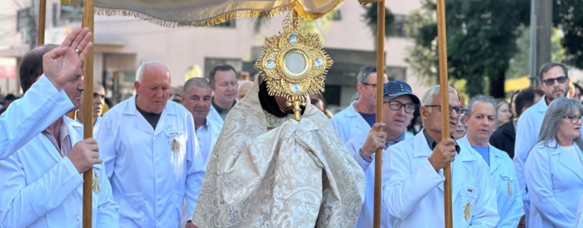 Fiéis celebram Corpus Christi com missa, procissão e confecção de tapetes em Concórdia (SC)