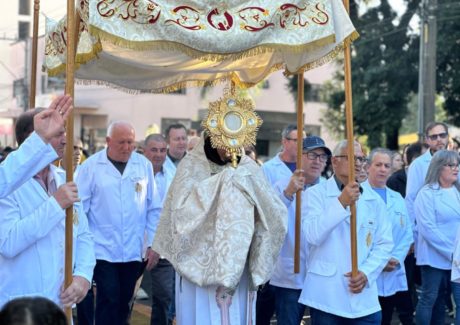 Fiéis celebram Corpus Christi com missa, procissão e confecção de tapetes em Concórdia (SC)