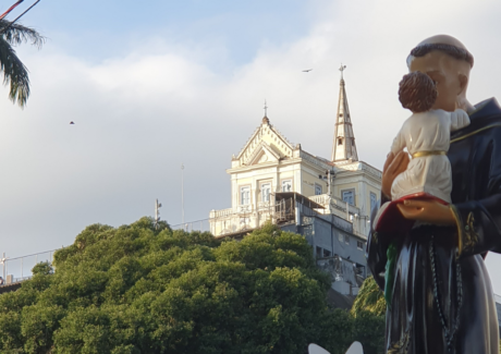 Santo Antônio peregrino leva fé e solidariedade pelas ruas do Rio