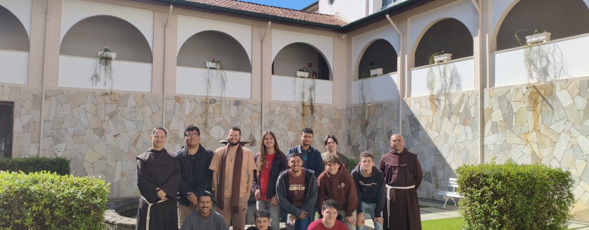 Entre irmãos: jovens participam dos Encontros Vocacionais de junho