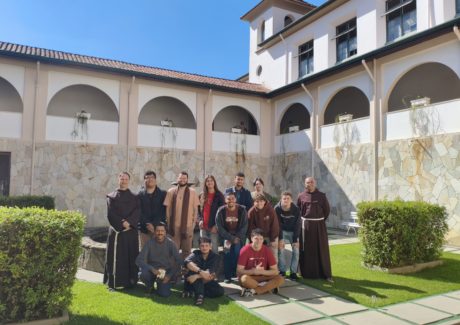 Entre irmãos: jovens participam dos Encontros Vocacionais de junho