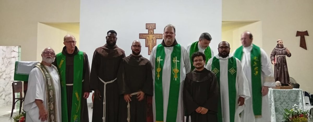 Três frades recebem o Ministério do Acolitato na Comunidade São Francisco de Assis, em Duque de Caxias (RJ)