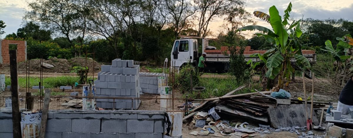 Paróquia Santa Clara de Assis avança na construção de mais uma casa em Imbariê