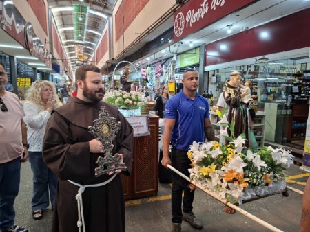 A caminho da Festa do Padroeiro: Santo Antônio leva esperança aos quatro cantos do Rio