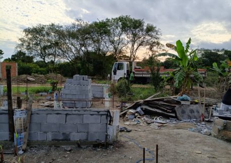 Paróquia Santa Clara de Assis avança na construção de mais uma casa em Imbariê