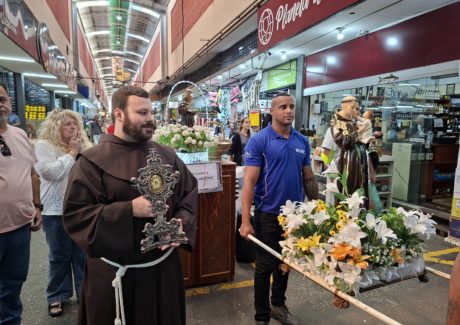 A caminho da Festa do Padroeiro: Santo Antônio leva esperança aos quatro cantos do Rio