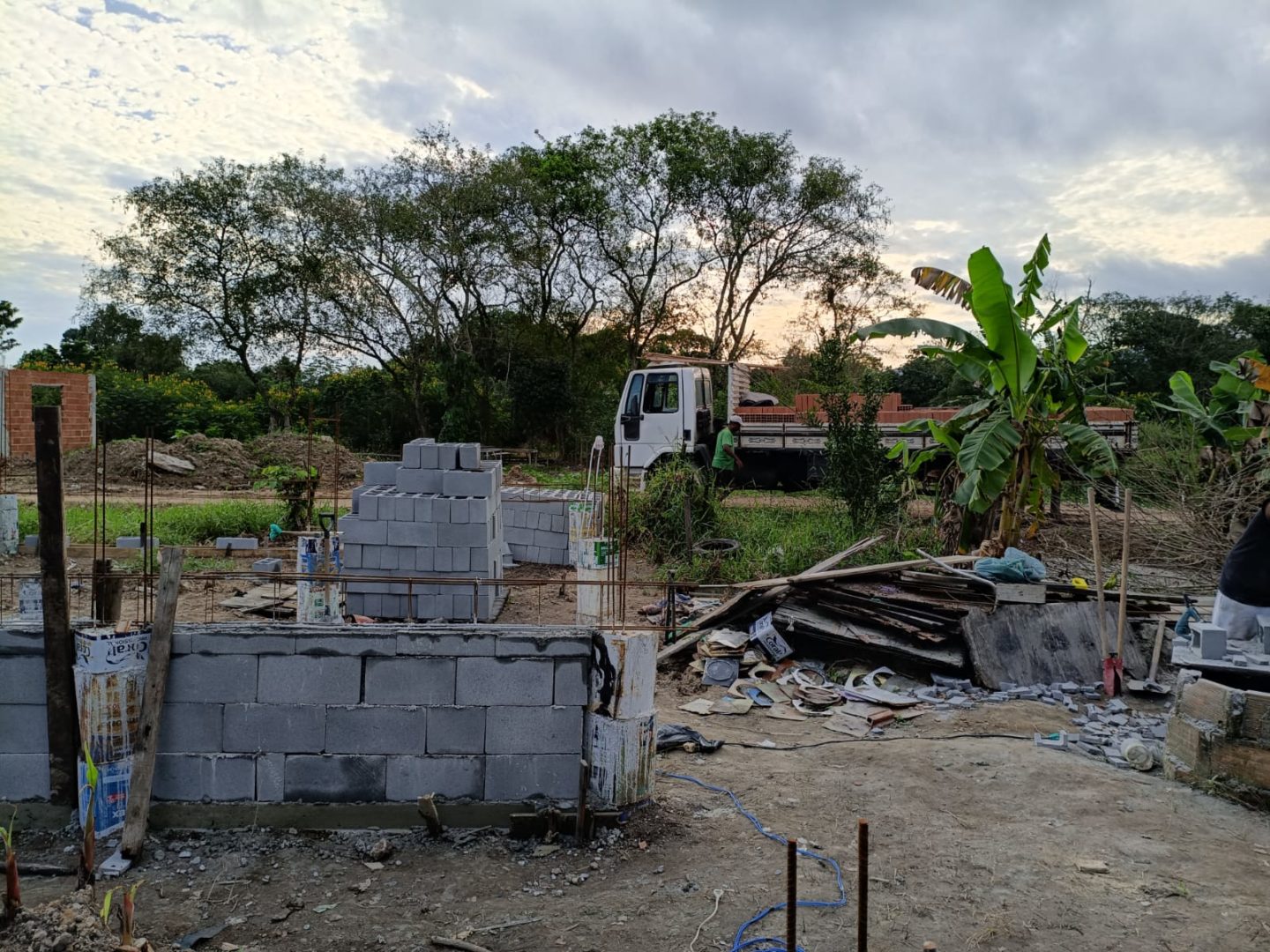 [Paróquia Santa Clara de Assis avança na construção de mais uma casa em Imbariê]