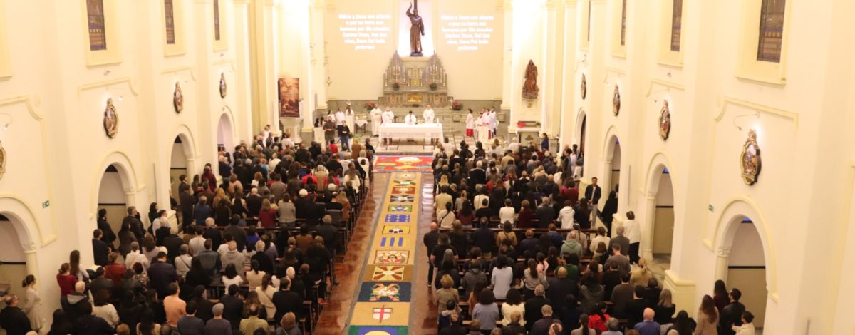 Corpus Christi reúne fiéis em celebração marcada por procissão e adoração ao Santíssimo