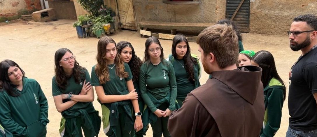 Estudantes do Colégio Bom Jesus em Petrópolis promovem acolhimento a crianças e idosos