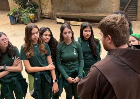 Estudantes do Colégio Bom Jesus em Petrópolis promovem acolhimento a crianças e idosos