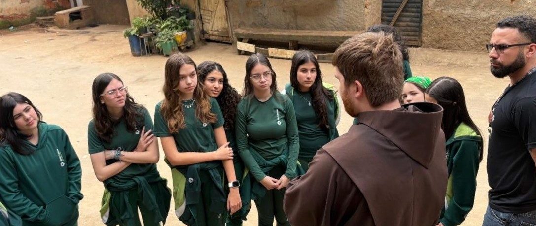 [Estudantes do Colégio Bom Jesus em Petrópolis promovem acolhimento a crianças e idosos]