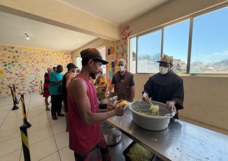 Sefras recebe frades estudantes para experiência de serviço e solidariedade