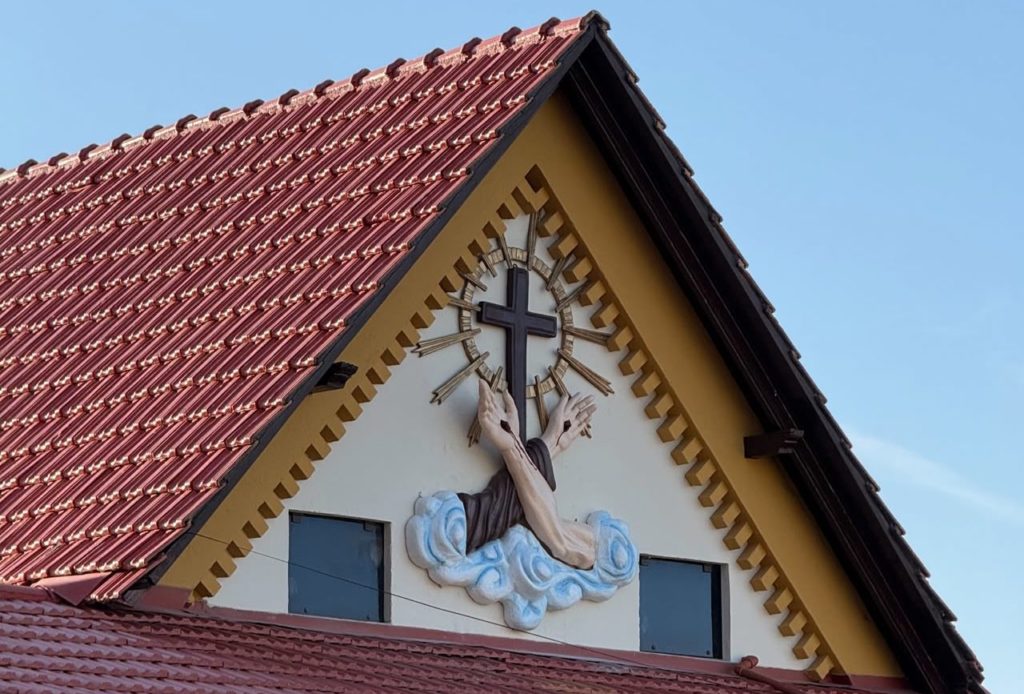 Novo escudo franciscano passa a integrar a fachada da Casa Paroquial de Santo Amaro