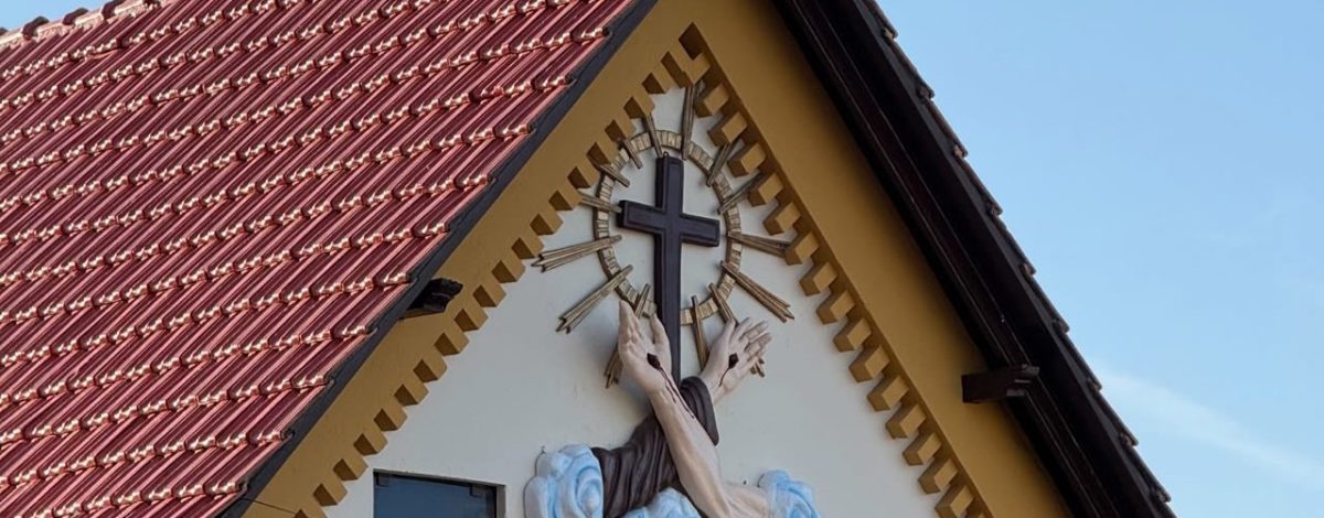 Novo escudo franciscano passa a integrar a fachada da Casa Paroquial de Santo Amaro