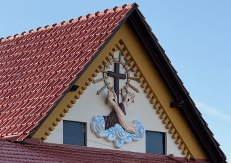 Novo escudo franciscano passa a integrar a fachada da Casa Paroquial de Santo Amaro
