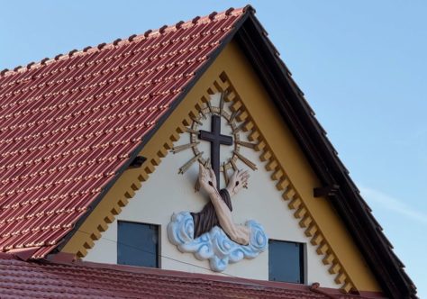 Novo escudo franciscano passa a integrar a fachada da Casa Paroquial de Santo Amaro