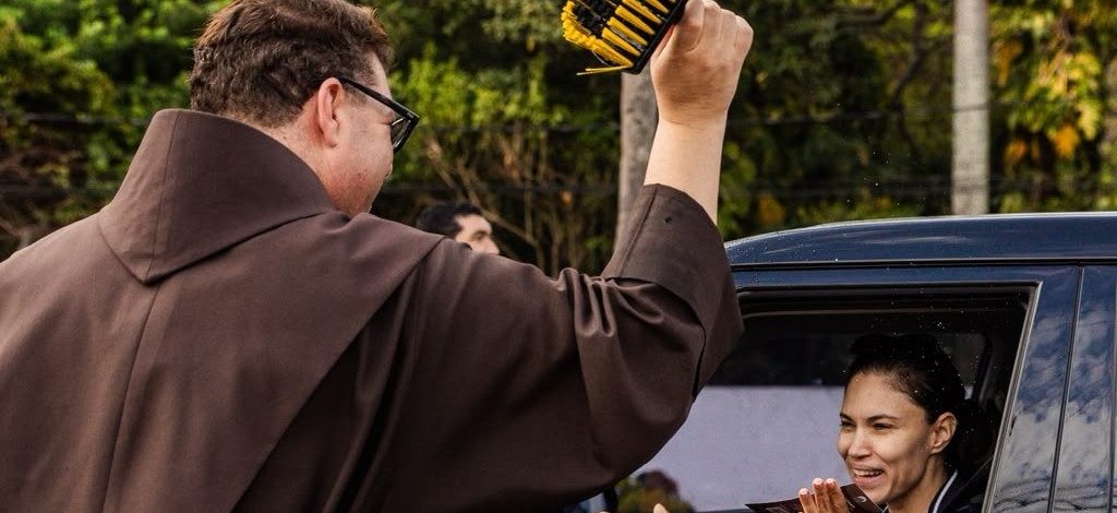 Mais de 500 veículos recebem a bênção de São Cristóvão no Largo Frei Pedro Palácios, em Vila Velha