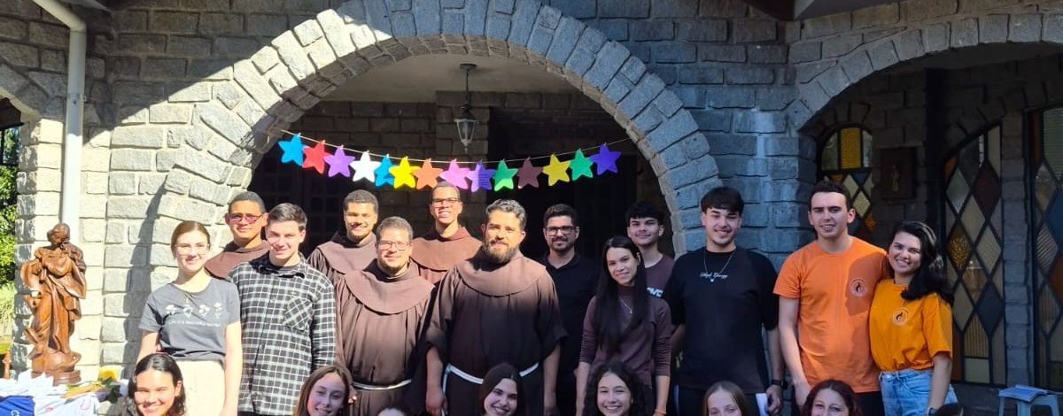 Juventude de Rodeio participa de retiro sobre espiritualidade franciscana no Eremitério Beato Frei Egídio