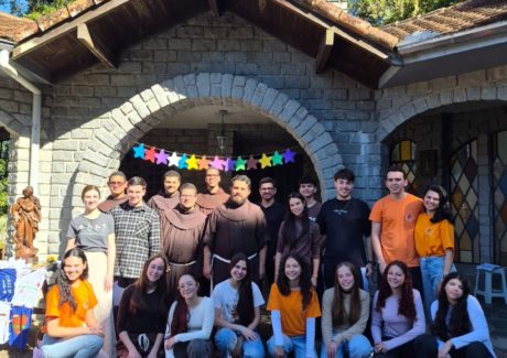 Juventude de Rodeio participa de retiro sobre espiritualidade franciscana no Eremitério Beato Frei Egídio