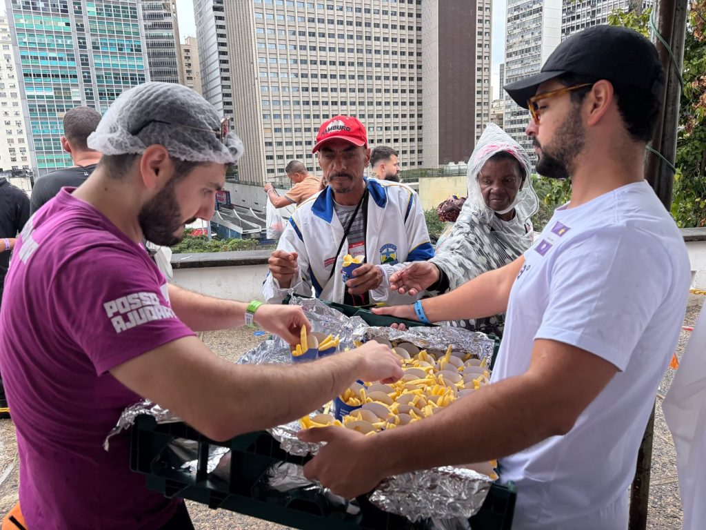 Hamburgada na Rua teve ação de acolhimento e convivência para pessoas em situação de vulnerabilidade no Rio