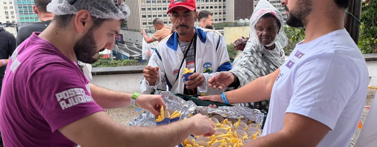 Hamburgada na Rua teve ação de acolhimento e convivência para pessoas em situação de vulnerabilidade no Rio