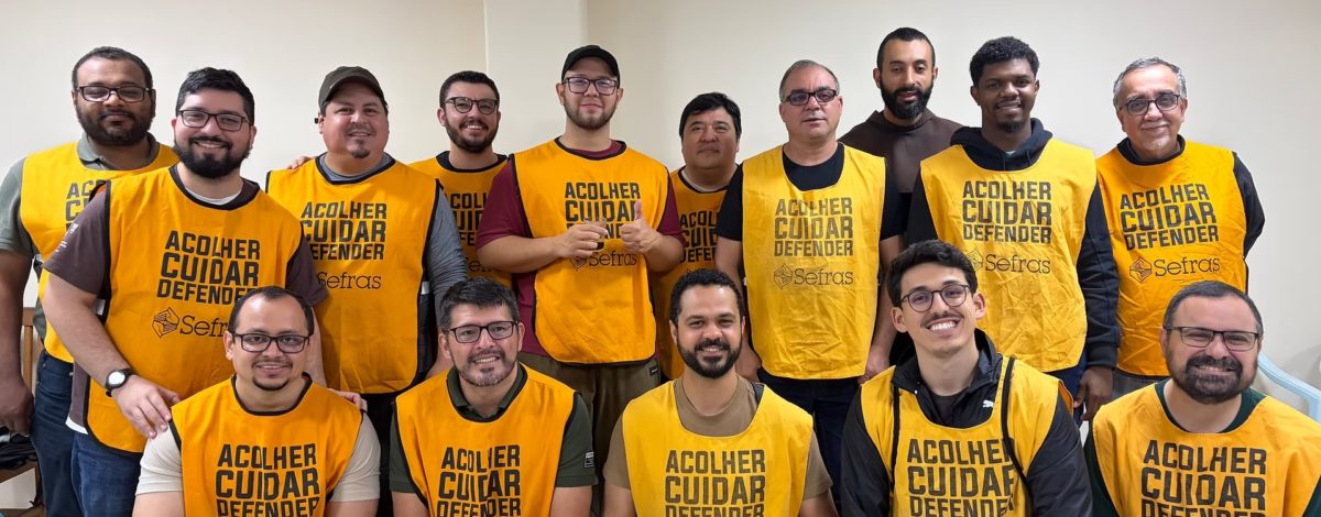 Frades visitam a Casa Franciscana e participam de ações de acolhimento