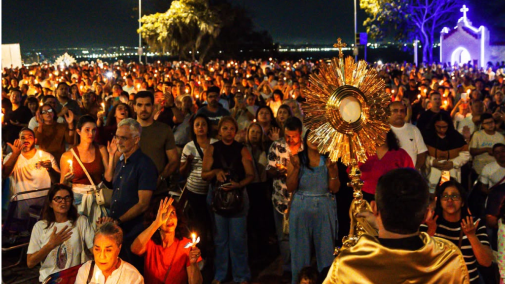“Eu e minha casa serviremos ao Senhor”: centenas de famílias vivem noite de fé e adoração no Campinho do Convento da Penha