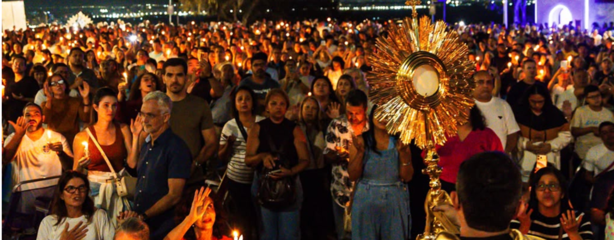 “Eu e minha casa serviremos ao Senhor”: centenas de famílias vivem noite de fé e adoração no Campinho do Convento da Penha