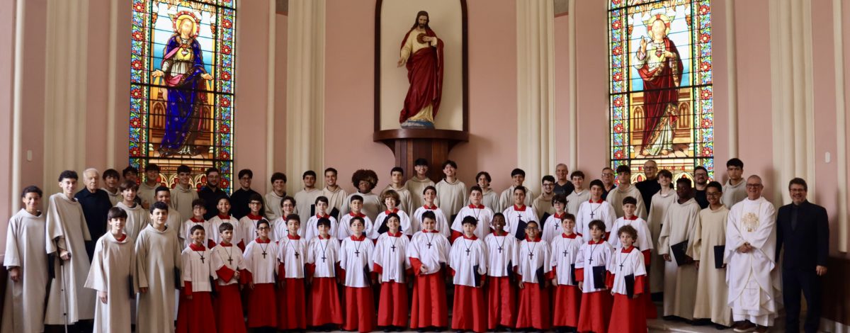 Coral dos Canarinhos de Petrópolis celebra 84 anos de fé e tradição na Solenidade da Assunção