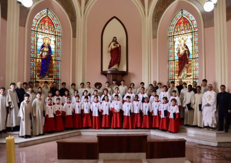 Coral dos Canarinhos de Petrópolis celebra 84 anos de fé e tradição na Solenidade da Assunção