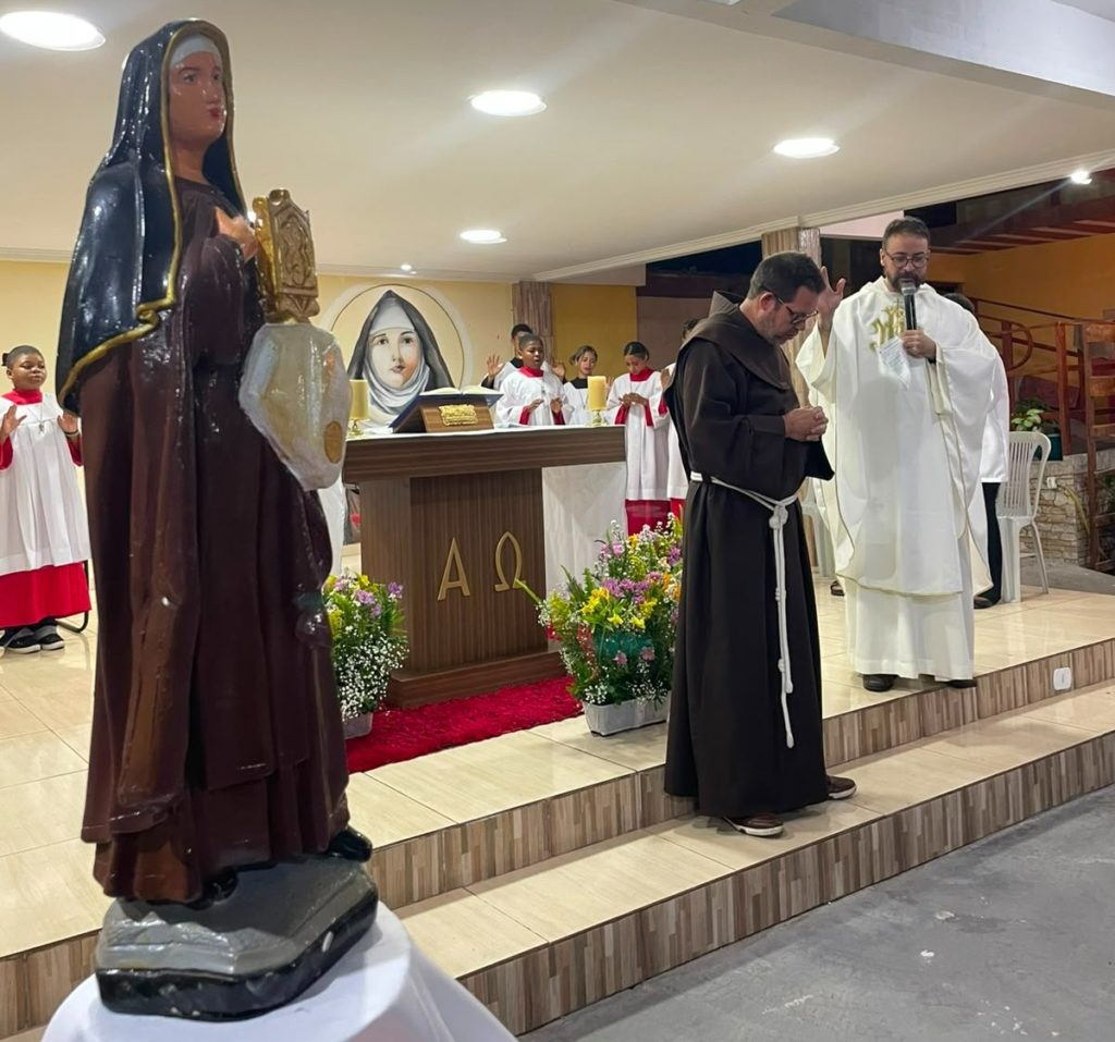 Coloquem mente, alma e coração na figura divina, no espelho que é o Cristo, até vocês se transformarem n’Ele”