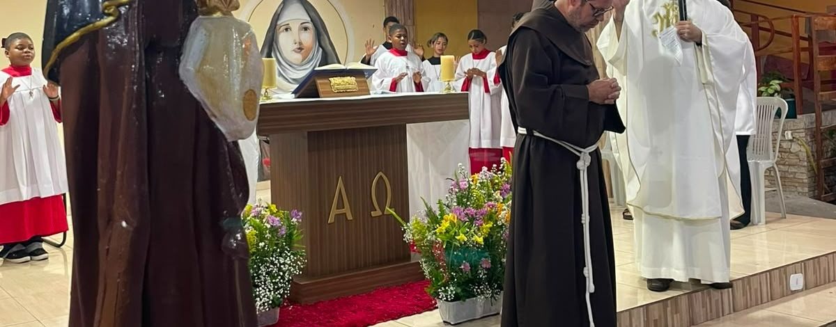 Coloquem mente, alma e coração na figura divina, no espelho que é o Cristo, até vocês se transformarem n’Ele”
