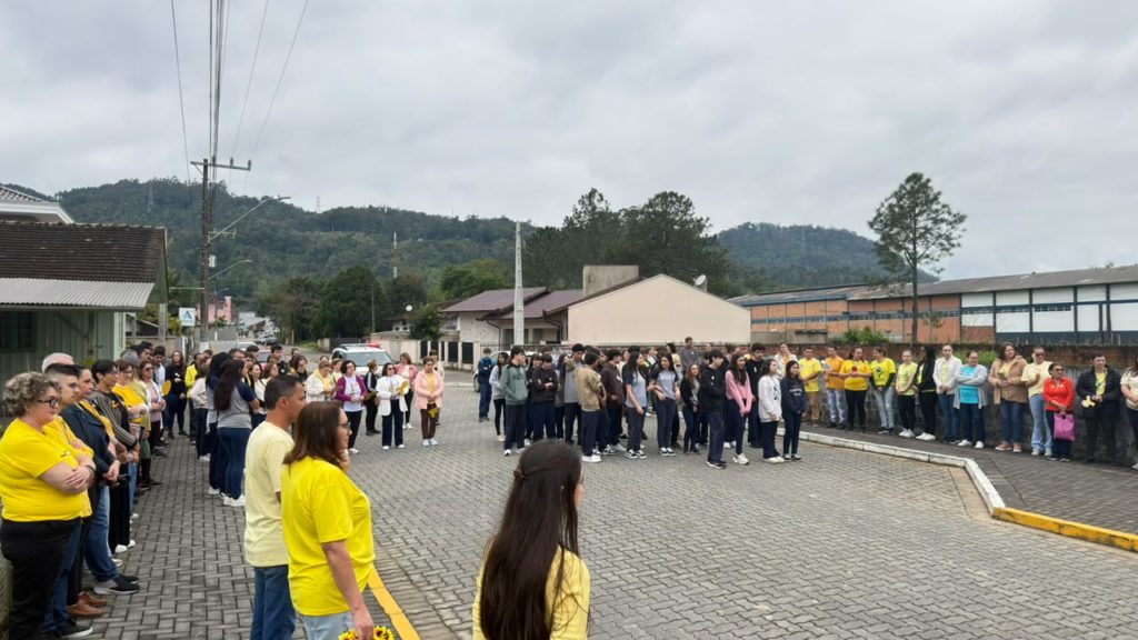 Frades do Noviciado participam de caminhada pela saúde mental em Rodeio