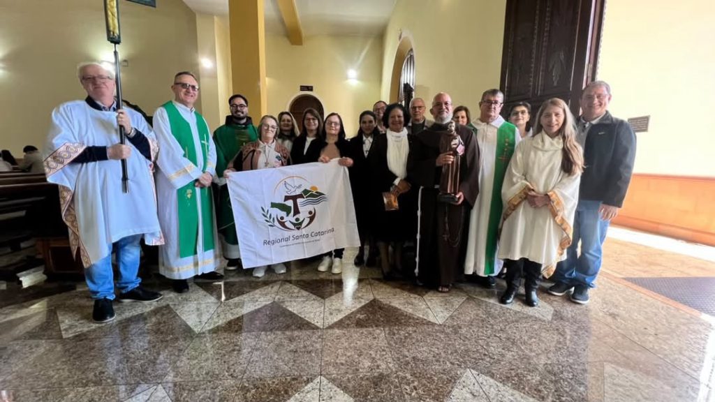 Celebração Eucarística dos 800 anos do Trânsito de São Francisco reúne família franciscana em Chapecó