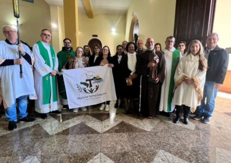 Celebração Eucarística dos 800 anos do Trânsito de São Francisco reúne família franciscana em Chapecó