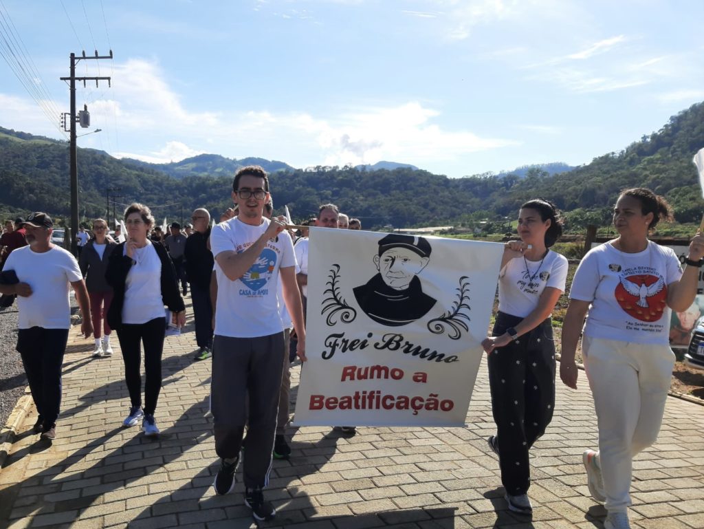 Comunidade de Rodeio celebra caminhada penitencial em honra a Frei Bruno