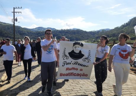Comunidade de Rodeio celebra caminhada penitencial em honra a Frei Bruno