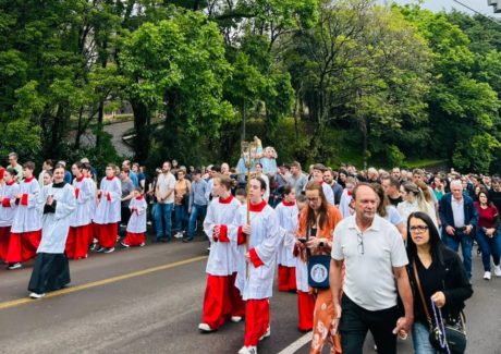 Multidão participa da procissão da Romaria de Nossa Senhora da Salete em Concórdia