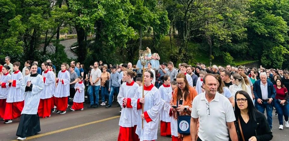 Multidão participa da procissão da Romaria de Nossa Senhora da Salete em Concórdia