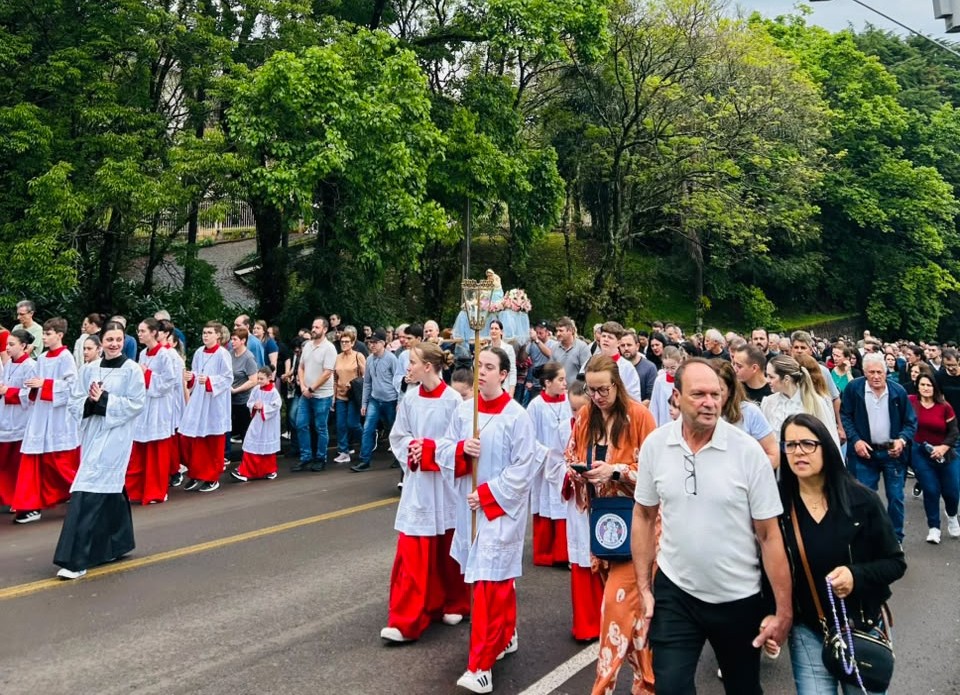 [Multidão participa da procissão da Romaria de Nossa Senhora da Salete em Concórdia]
