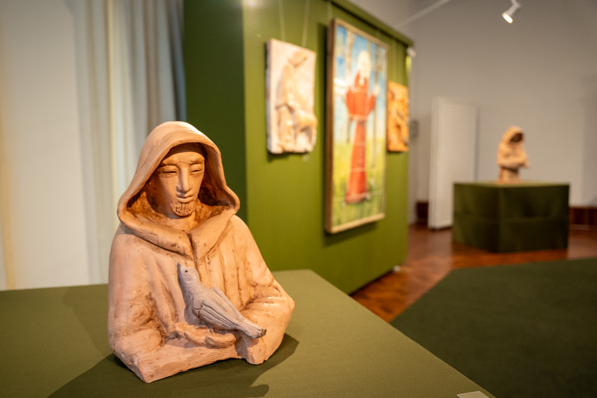 [Exposição celebra a obra de Guido Totoli inspirada em São Francisco de Assis]