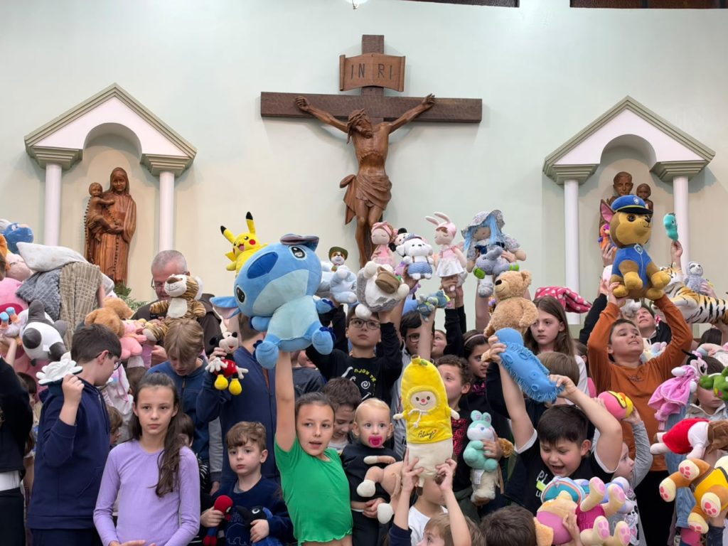 Santa Missa das Crianças reúne famílias e promove bênção das pelúcias em Concórdia 