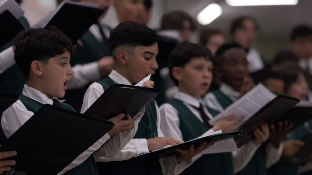 Canarinhos de Petrópolis emocionam público em apresentação na Igreja Matriz em Concórdia