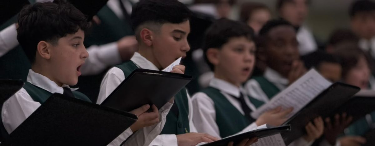 Canarinhos de Petrópolis emocionam público em apresentação na Igreja Matriz em Concórdia
