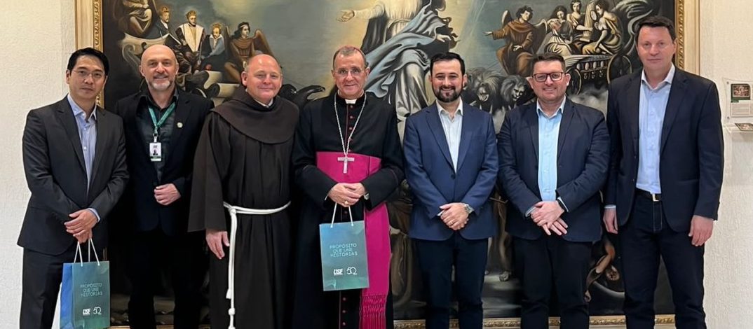 USF recebe Dom Carlos Lema Garcia, bispo referencial para a educação católica