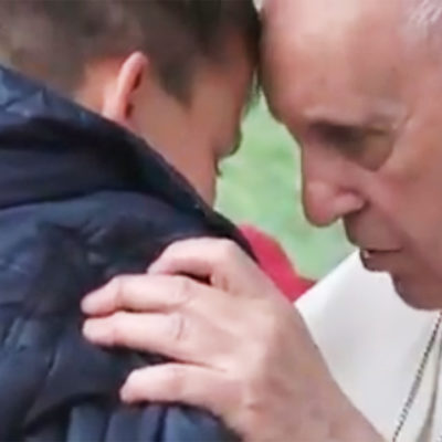 O Papa, um menino e os pobres redefinem santidade