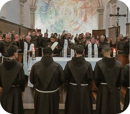 Frades franciscanos celebrando no altar