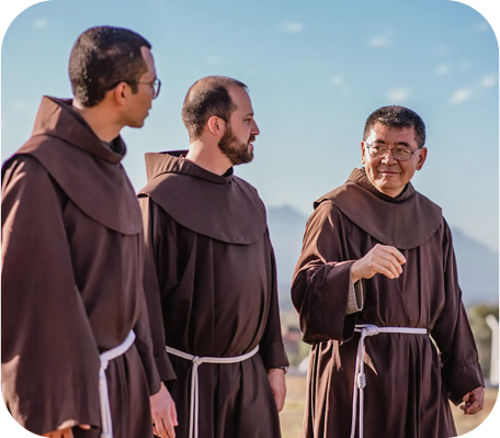 Frades franciscanos conversando