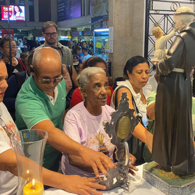 Imagem peregrina de Santo Antônio é acolhida em diversas localidades do Rio de Janeiro